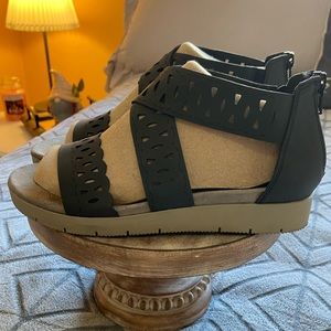 ⚡️sale⚡️BareTraps ☀️  Iker Sandal - cushioned foot bed- laser cut accent